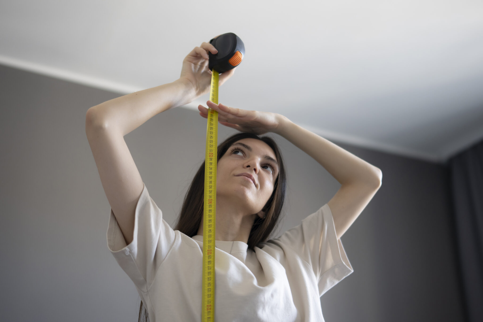 Hauteur sous plafond idéale : normes et conseils maison