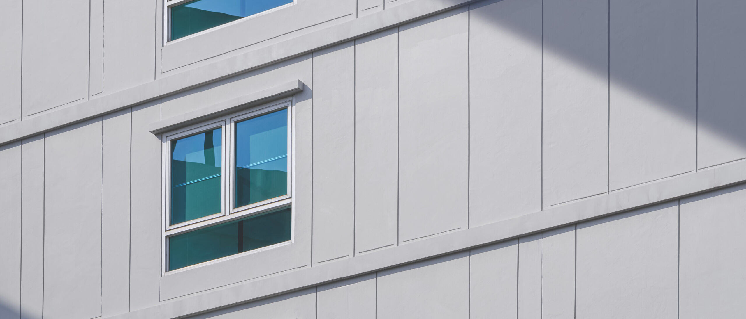 3. Composites / Fibrociment : stabilité et teintes durables