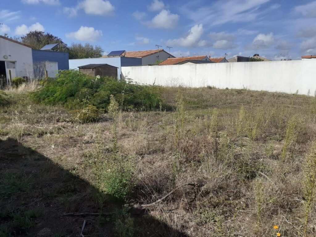 Terrain à vendre à Coëx - Rare ! au cœur du bourg et au calme